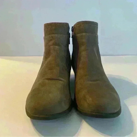 Unisa Women’s Ankle Boot Size 7.5 Taupe Side Zip Buckle Accent. - Picture 14 of 14